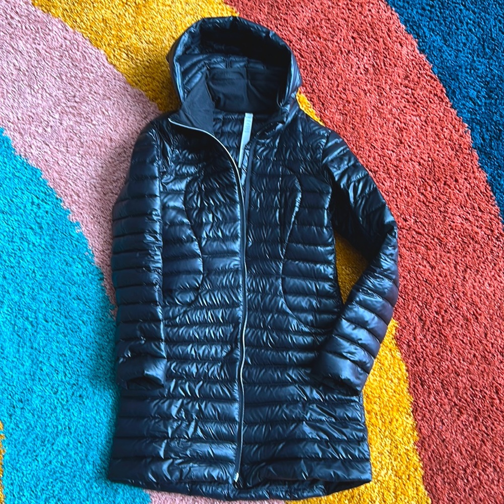 Lululemon Pack it Down Shine puffer coat, black. Size 4